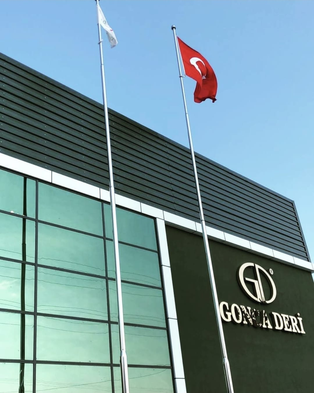 Fachada real de la curtiduría GONCA DERİ en Turquía